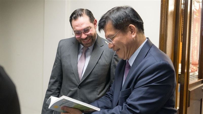 這國3年前和台灣斷交　議員來台見林佳龍