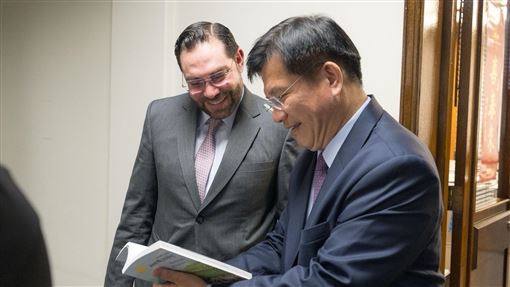 這國3年前和台灣斷交　議員來台見林佳龍
