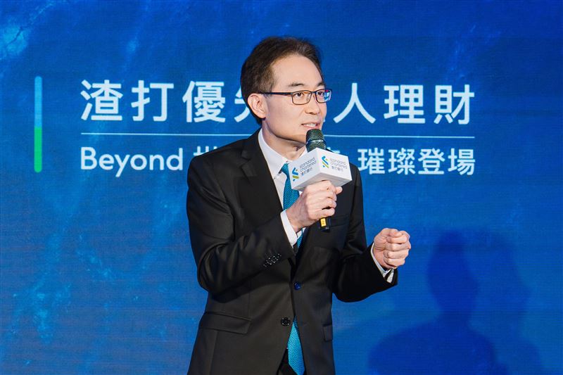 渣打銀行攜手萬事達卡推出專屬邀請制「Beyond世界之極卡」搶進高資產市場。結合國內最高1.25%、國外3%、餐飲10%回饋,以及機票升等與機場接送,全面疊加財富管理與高端消費體驗。(圖/渣打銀行提供)