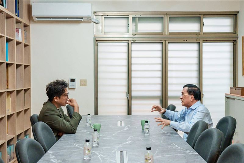 陳水扁(右)滔滔不絕傳授經驗。(圖/翻攝自沈伯洋Threads)