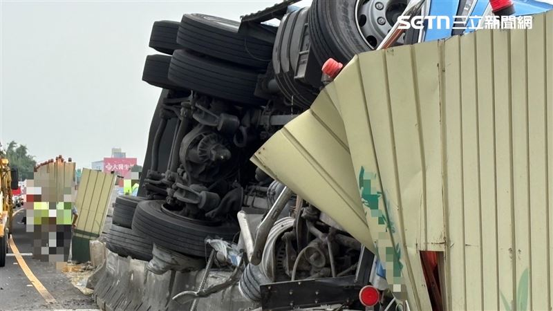車禍導致車輛全毀,肇事駕駛陳男重傷送醫不治、另名乘客也受傷送醫。(圖/翻攝畫面)