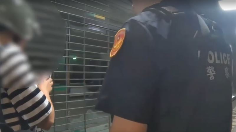 調閱監視器,初步認定,銀行大門玻璃於當晚10時40分發生自爆。(圖/翻攝畫面)
