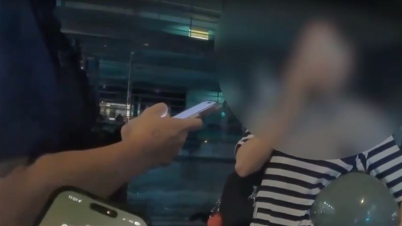 警方獲報到場,員警現場檢視未發現鐵門有遭到破壞跡象。(圖/翻攝畫面)