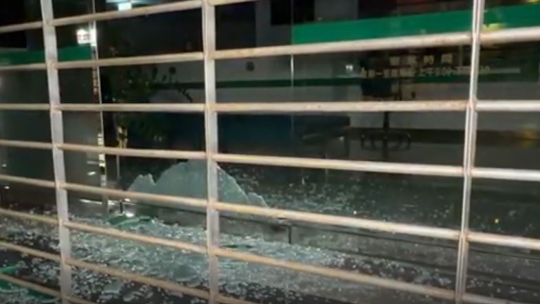 台北市萬華區昆明街某銀行大門,於昨晚(15日)大門玻璃不明原因爆裂。(圖/翻攝畫面)