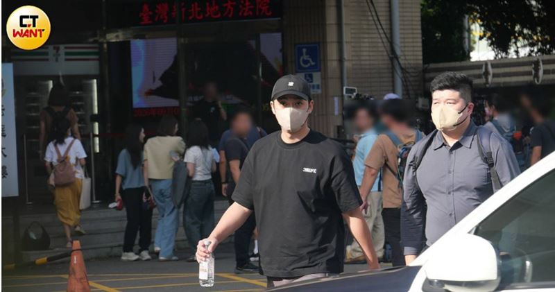 本月2日下午,李唯楓一身黑、戴著口罩離開新北地院,結束閃兵案庭訊。(圖/CTWANT)