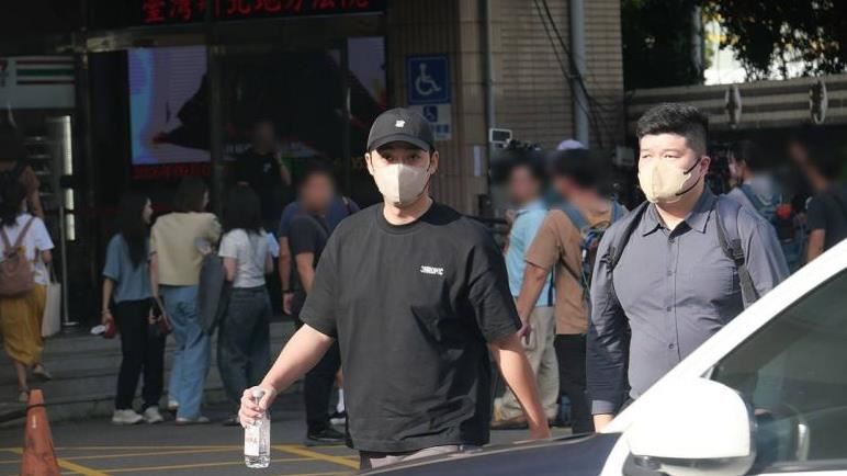 李唯楓開庭後約女伴看中醫　共看手機返家