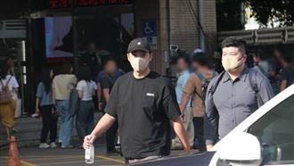 李唯楓開庭後約女伴看中醫　共看手機返家