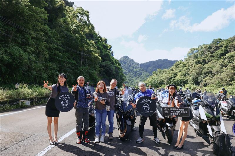 車友於活動現場出示車鑰匙並完成拍照打卡,即可兌換咖啡及甜點。(圖/YAMAHA提供)