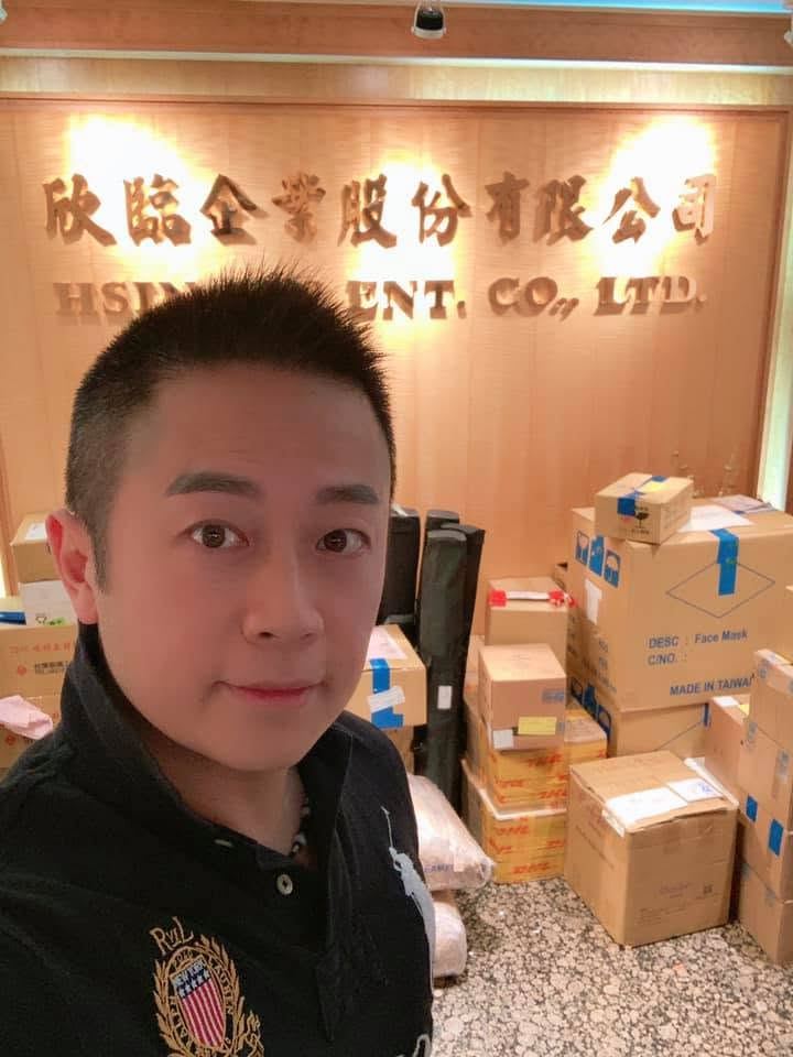 施冠伸是周遊乾兒子。(圖/翻攝自臉書)
