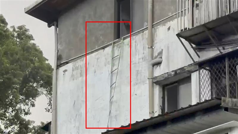 住戶自備簡易逃生梯逃生。（圖／翻攝畫面）