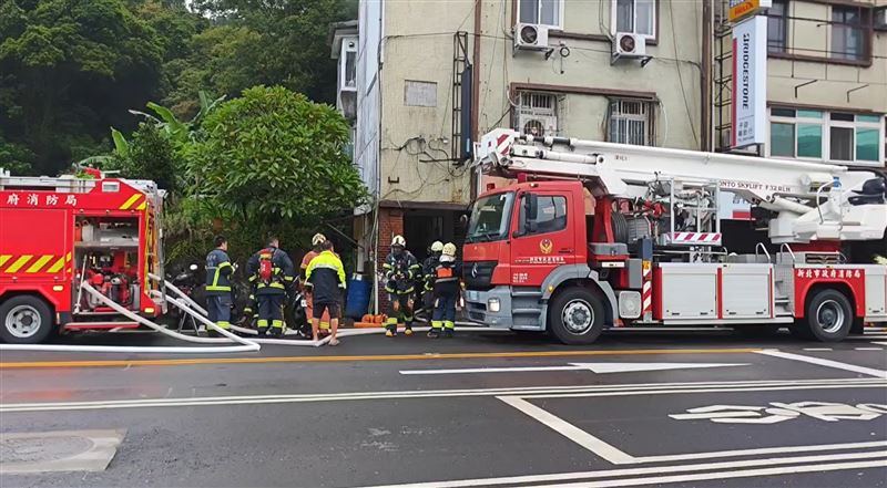 新／深坑公寓突竄火　疏散住戶7人2女送醫