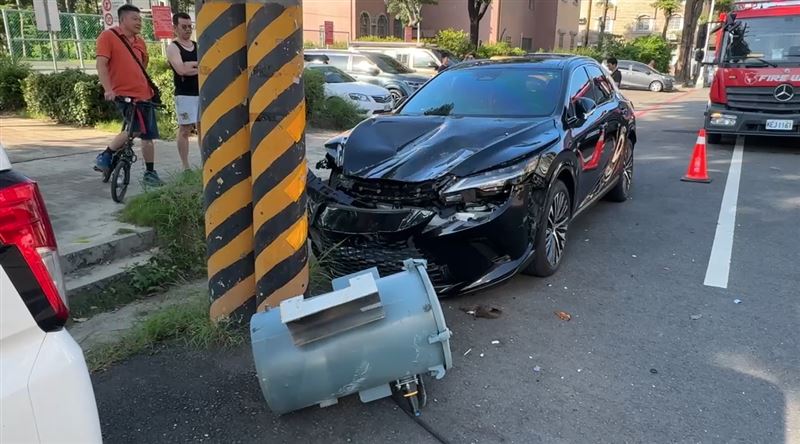 變壓器爆炸砸爛車！松鼠慘死車主崩潰