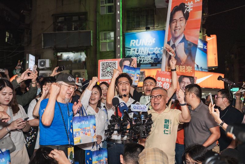 沈伯洋前往公館夜市掃街,受到現場支持者與年輕學子熱烈歡迎。(圖/沈伯洋辦公室提供)
