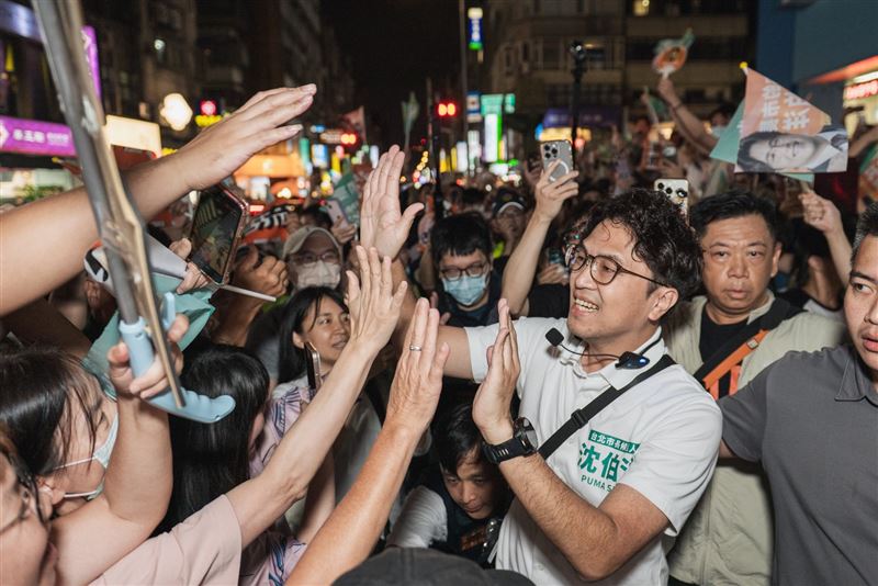 沈伯洋前往公館夜市掃街,現場被人潮擠得水泄不通。(圖/沈伯洋辦公室提供)