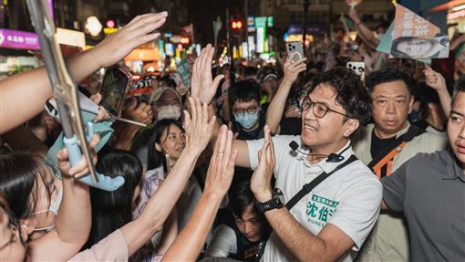 沈伯洋前往公館夜市掃街。（圖／沈伯洋辦公室提供） 