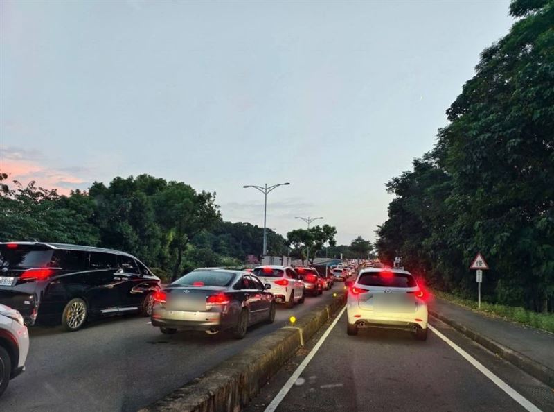 有駕駛塞車塞到崩潰，回家吃晚餐變成吃消夜。(圖／翻攝自Hsiao Yuan Hung臉書)