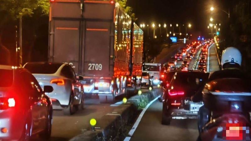 彰東外環道封路施工　車潮排3KM塞到崩潰
