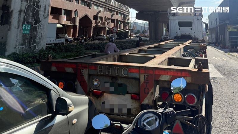 肇事車輛又另波及後方1輛機車、1輛自小貨車及2輛自小客車。（圖／翻攝畫面）