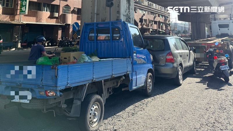 肇事車輛又另波及後方1輛機車、1輛自小貨車及2輛自小客車。（圖／翻攝畫面）