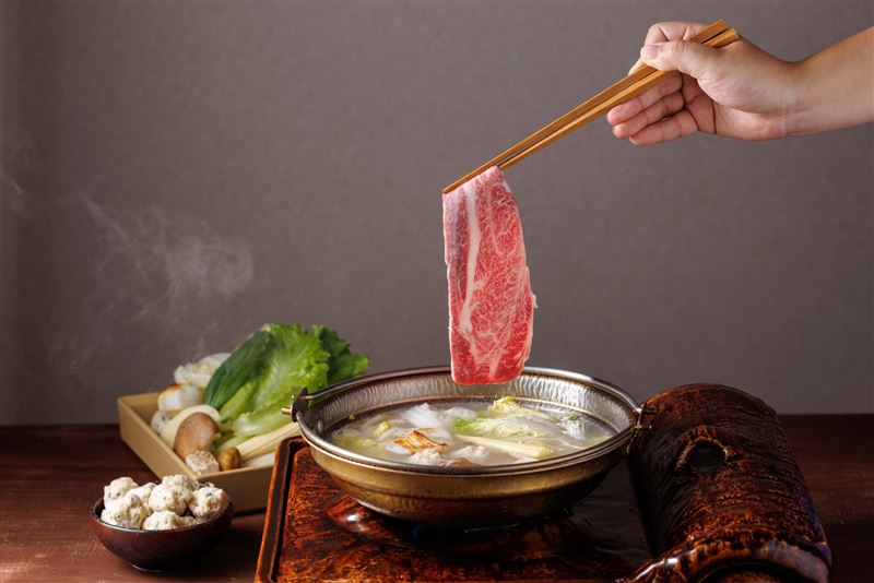 牛喜最大特色在於「現點現切」，完整保留A5和牛肉質油花的甘甜；搭配店家特製壽喜燒醬汁與獨創「蛋液泡泡」，細緻綿密的蛋泡包覆剛起鍋的滾燙和牛肉片，入口滑順濃郁。（圖／豊漁餐飲集團提供）