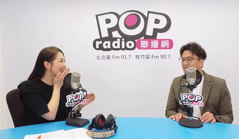 林書煒與沈伯洋在廣告時間相談甚歡。(圖/翻攝自YouTube-POP Radio聯播網頻道)