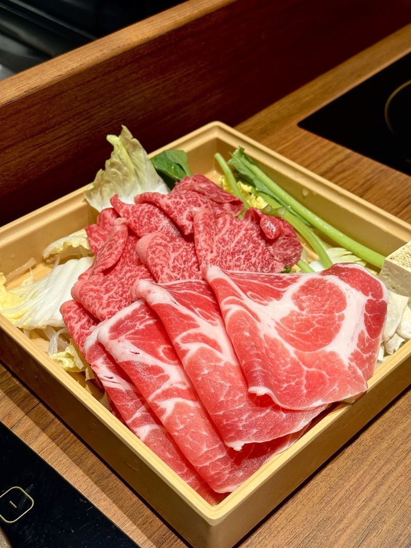 牛喜最大特色在於「現點現切」，完整保留A5和牛肉質油花的甘甜；搭配店家特製壽喜燒醬汁與獨創「蛋液泡泡」，細緻綿密的蛋泡包覆剛起鍋的滾燙和牛肉片，入口滑順濃郁。（圖／豊漁餐飲集團提供）