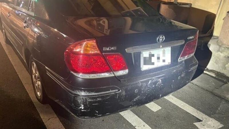 粗心阿公疑忘拉手煞車！車輛飄移撞3機車