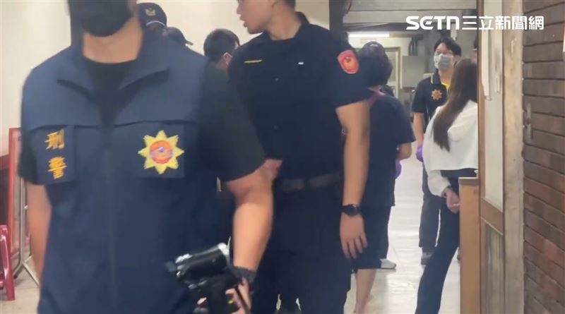 父遭子「利刃刺胸口」斷魂　女兒陪母認屍