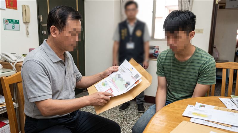 役齡男子收到補充兵徵集令,由父親代為簽收,並通知兒子要在指定時間內,前往報到,但他仍沒前往報到,被依法送辦。(示意圖/AI製圖)