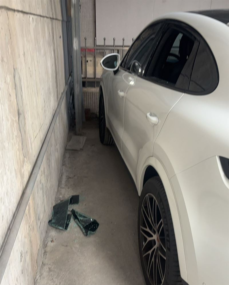 保時捷凱燕車窗遭破壞。(圖/翻攝畫面)