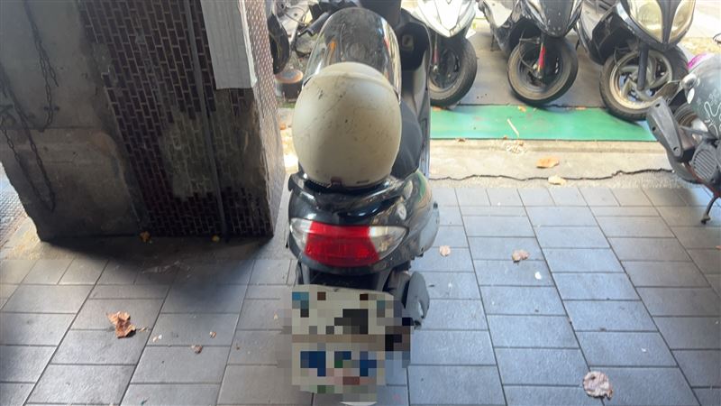 陳男先偷停車場附近的機車。(圖/翻攝畫面)