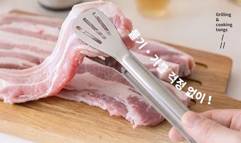 烤肉時為了圖方便,許多人習慣「一把鐵夾用到底」,夾取生豬肉、生牛肉或帶菌海鮮上烤網,隨後又用同一把夾子翻動吐司、蔬菜,甚至直接將烤熟的肉片夾入盤中。未實施生熟食器具分流,熟食入口前就會遭受嚴重的交叉污染。(圖/翻攝畫面)