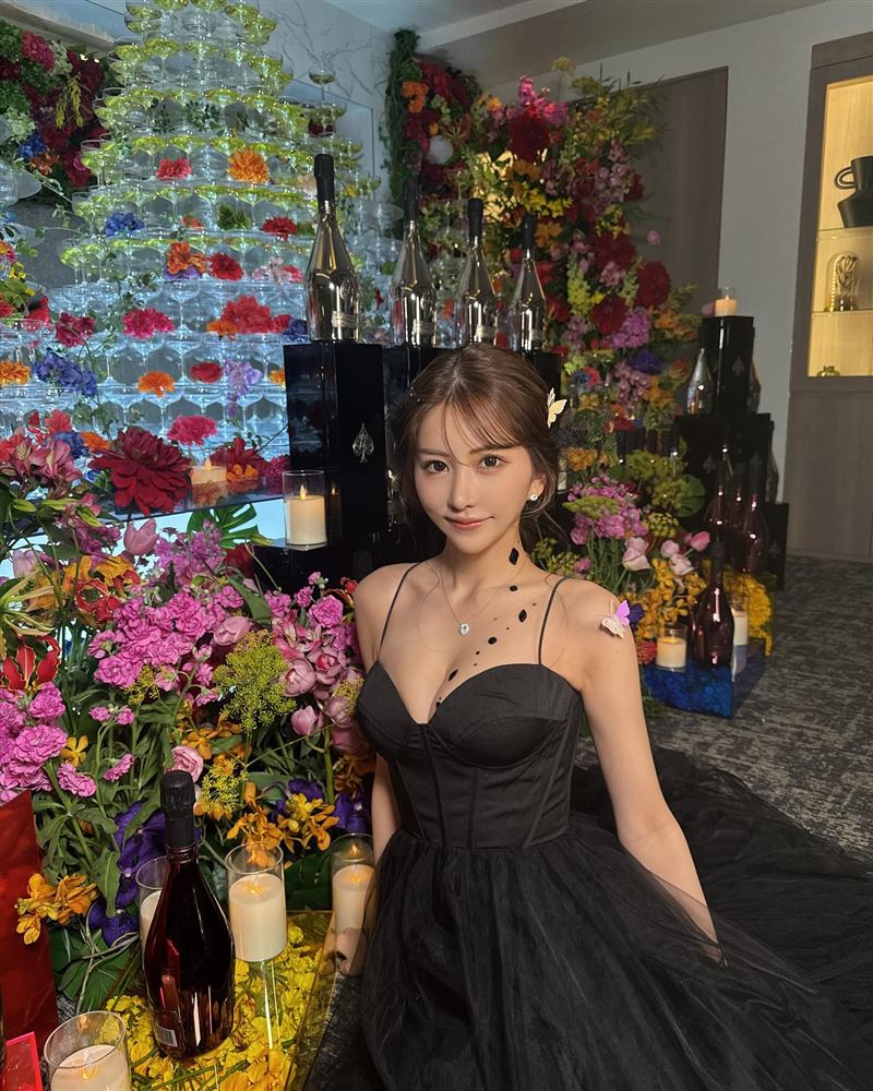 田澤梨乃約19歲開始進入夜生活圈,20歲左右開始在六本木酒店工作。(圖/翻攝自IG @rinoworld_875)