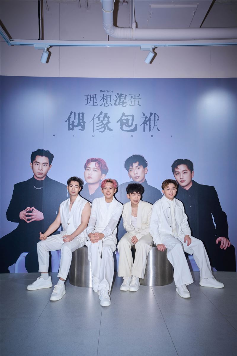理想混蛋可沛(左3)鬆口癌父近況。(圖/何樂音樂提供)