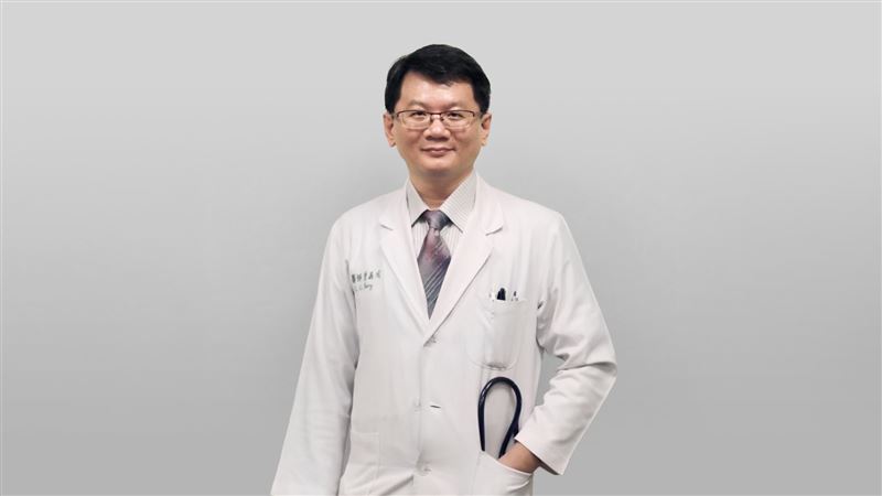 高雄市立大同醫院胸腔內科曾嘉成主任於9月18日前往鹽埕教會進行呼吸道疾病衛教講座,透過專業分享提升民眾對呼吸健康與疾病防治的認識。(圖/主辦單位提供)