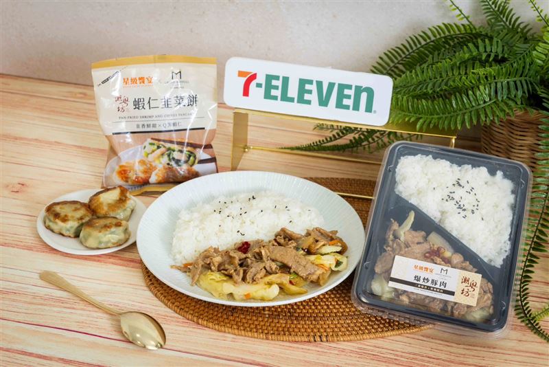 新品「潮粵坊爆炒豚肉便當」採飯菜乾溼分離設計,經微波加熱後,呈現大火快炒蔬菜的鮮甜與豬肉的香氣與軟嫩口感。(圖/品牌業者提供)