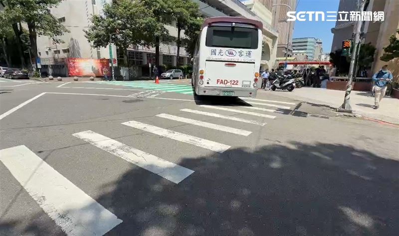 國光客運從民生路右轉自由路時,不慎撞上正在過馬路的新加坡女遊客。(圖/翻攝畫面)