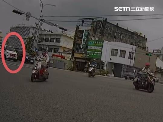 救護車鳴笛急乾等！彰化路口6車視若無睹