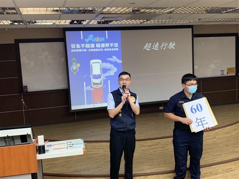 警方前往校內宣導。(圖/翻攝畫面)