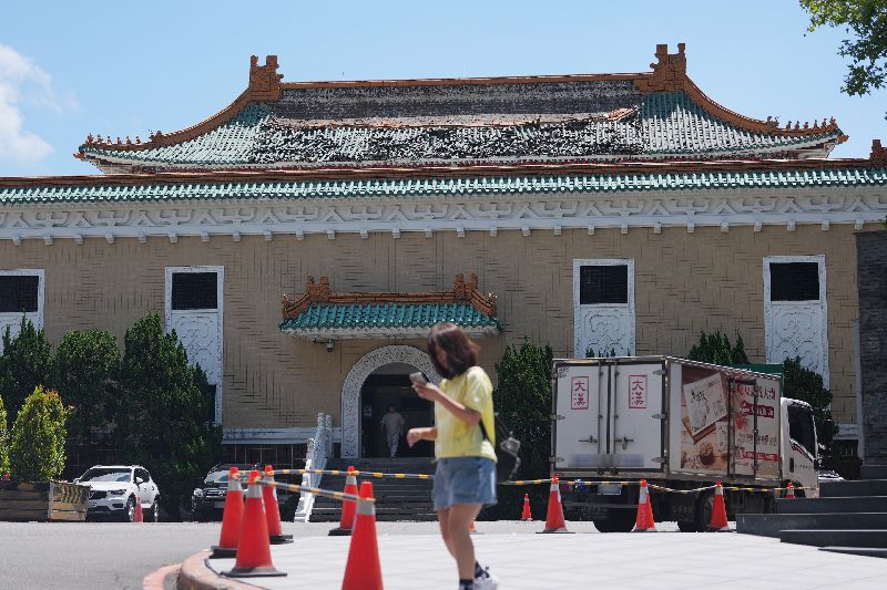 故宮研究大樓北面屋頂瓦片大片剝落,故宮表示,這是因掛瓦木條腐朽、金屬固定件鏽蝕造成