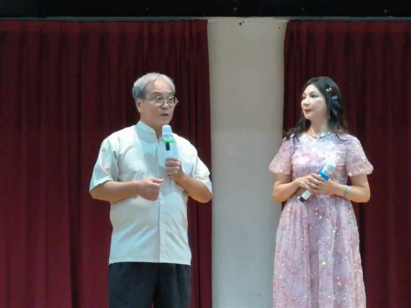「日治時期周杰倫」是他!鄧雨賢120歲了,家族500人在故鄉桃園平鎮為他慶生。圖左為鄧雨賢孫子鄧泰超、圖右為資深歌手小百合。(圖/記者鍾志鵬攝影)