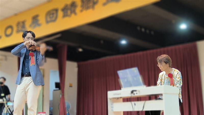 「日治時期周杰倫」是他!鄧雨賢120歲了,家族500人在故鄉桃園平鎮為他慶生。圖左為鄧雨賢曾孫 趙奕喬、圖右為鄧雨賢孫女 鄧世玲。(圖/記者鍾志鵬攝影)