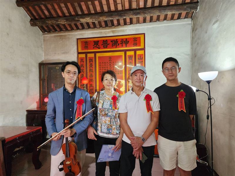 「日治時期周杰倫」是他!鄧雨賢120歲了,家族500人在故鄉桃園平鎮為他慶生。圖左為鄧雨賢孫子孫女、曾孫。(圖/記者鍾志鵬攝影)