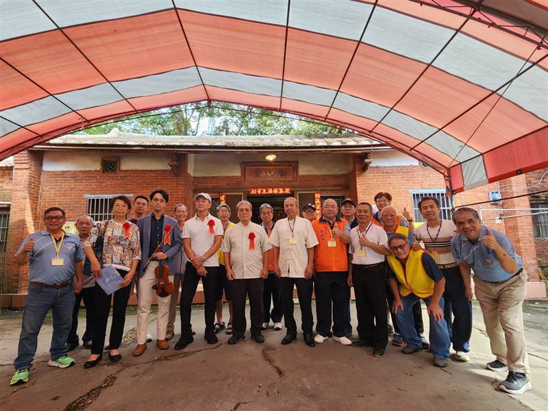 「日治時期周杰倫」是他!鄧雨賢120歲了,家族500人在故鄉桃園平鎮為他慶生。圖為鄧家先祖鄧彥拔開枝散葉之鄧家子孫齊聚老家前。(圖/記者鍾志鵬攝影)