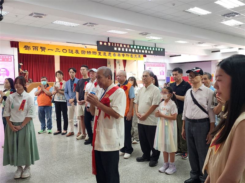 「日治時期周杰倫」是他!鄧雨賢120歲了,家族500人在故鄉桃園平鎮為他慶生。圖為鄧家家族隊長鄧仁瑞帶領族人祭祖。(圖/記者鍾志鵬攝影)