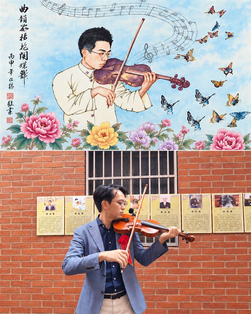 「日治時期周杰倫」是他!鄧雨賢120歲了,家族500人在故鄉桃園平鎮為他慶生。圖上為為鄧雨賢畫像。圖下為鄧雨賢曾孫趙奕喬。(圖/記者鍾志鵬攝影)