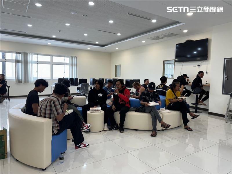 前鎮漁港新建的船員會館啟用後,提供外籍船員盥洗與休憩空間。(圖/翻攝畫面)