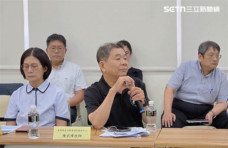 陳武璋牧師提到,在前鎮漁港服務這六年來,親眼見證環境大幅躍進,除了異味顯著改善,各項生活照護設施也讓外籍船員感受到尊重。(圖/翻攝畫面)