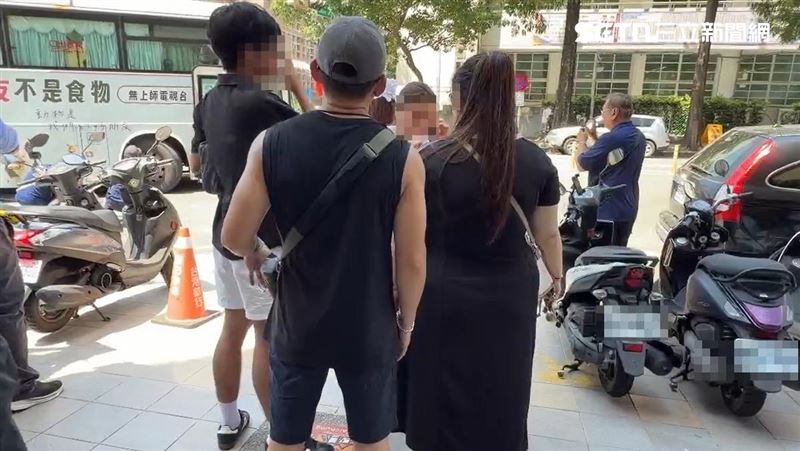 新加坡籍婦人與家人一起到台灣玩,卻在過馬路時出意外,家屬心急如焚。(圖/翻攝畫面)