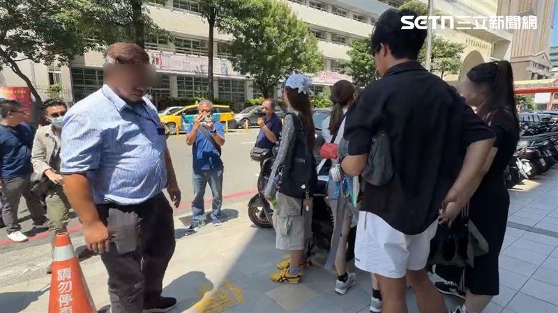 國光客運司機(藍衣者)稱,婦人突然衝上馬路,他發現輾到東西時已來不及。(圖/翻攝畫面)